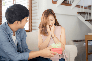 How To Buy A Gift That Your Girlfriend Will Love Even More Than You This Valentine's Day - JAHomesUS