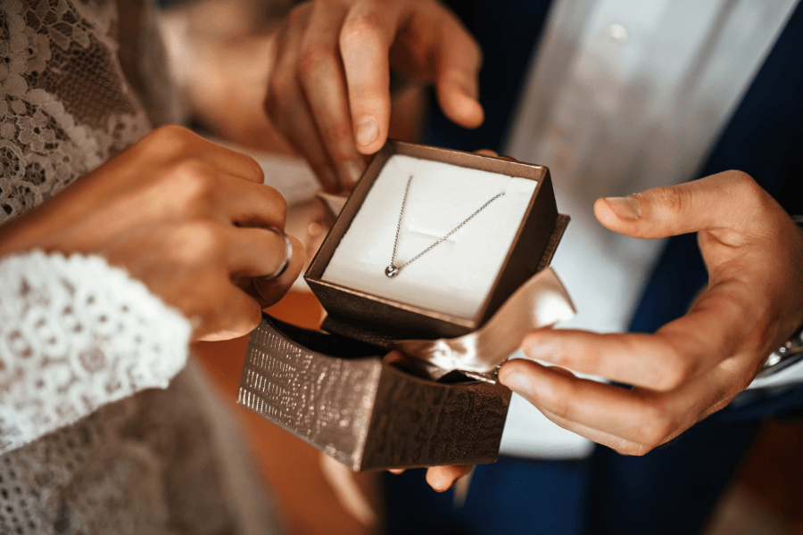 Your Guide to A Perfect Wedding Anniversary Gift - JAHomesUS